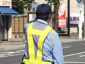 交通誘導警備員のイメージ